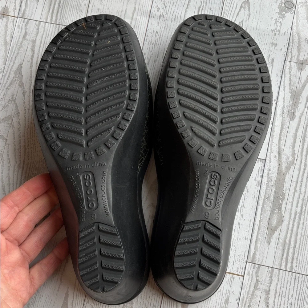Crocs Sassari Slide‎ Wedge Sandals Black Gold Geometric Comfort Shoes sz 9 EUC